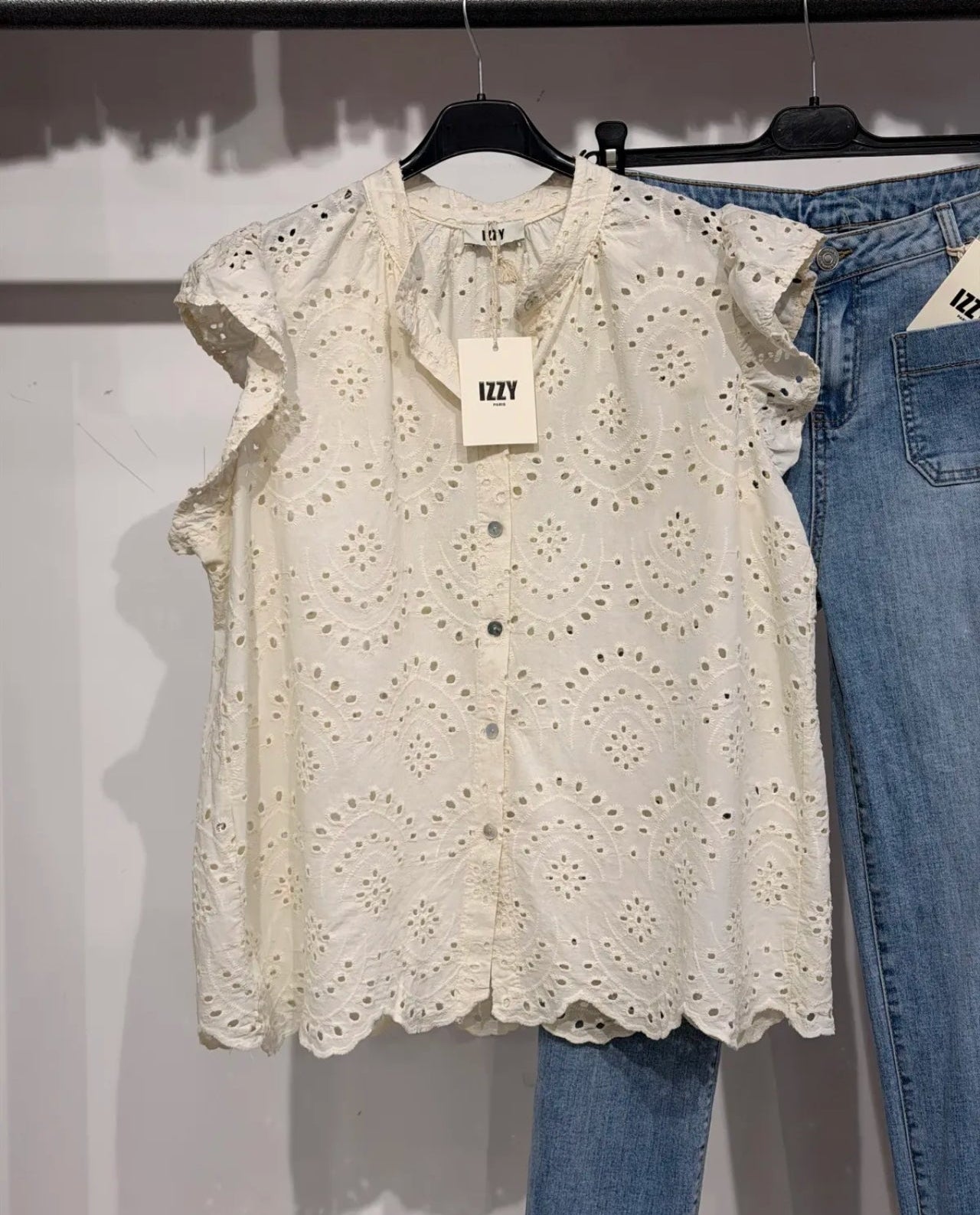 Le top broderie anglaise crème "Brodie"