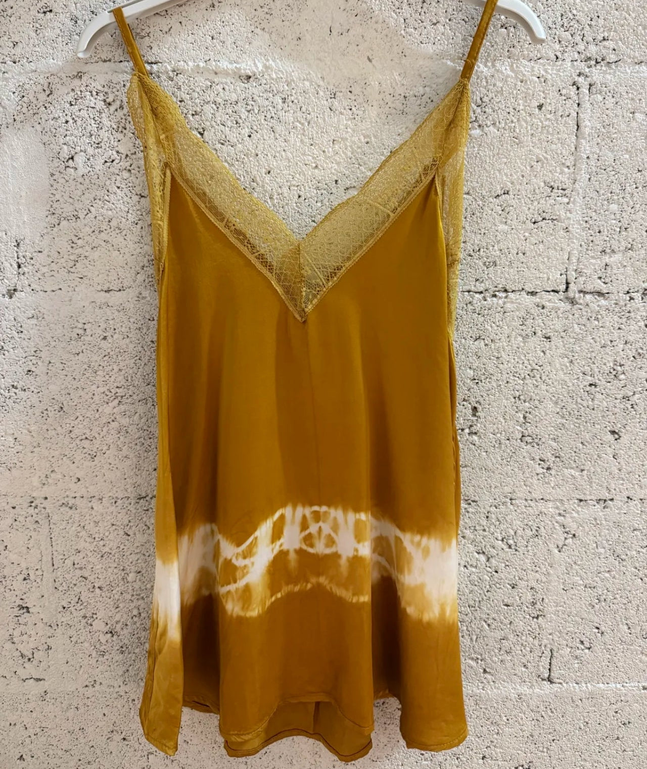 Caraco Sienna – Satin Tie & Dye Dentelle Moutarde