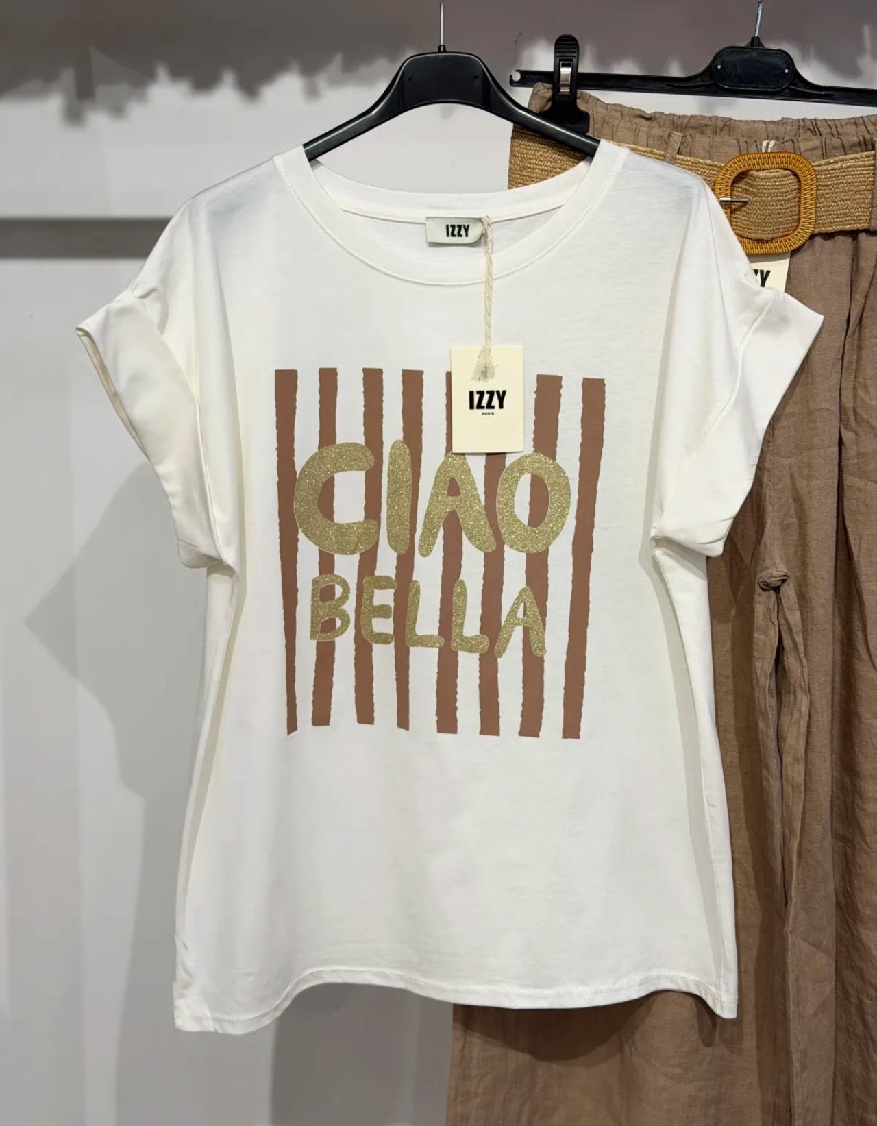 Le T-shirt Ciao Bella – Blanc camel ✨