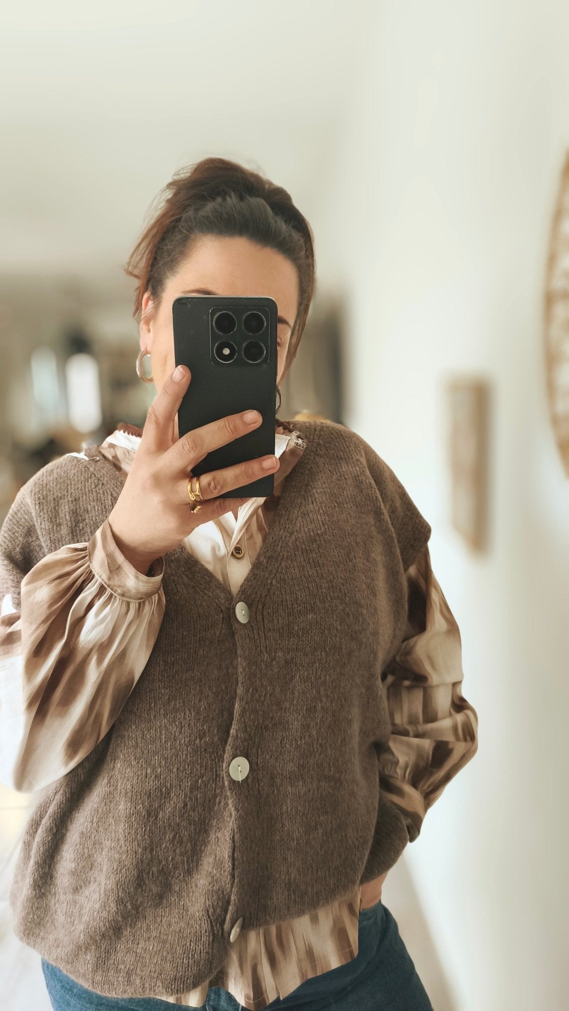 Le gilet "Liza" taupe - Lucienne & Marie
