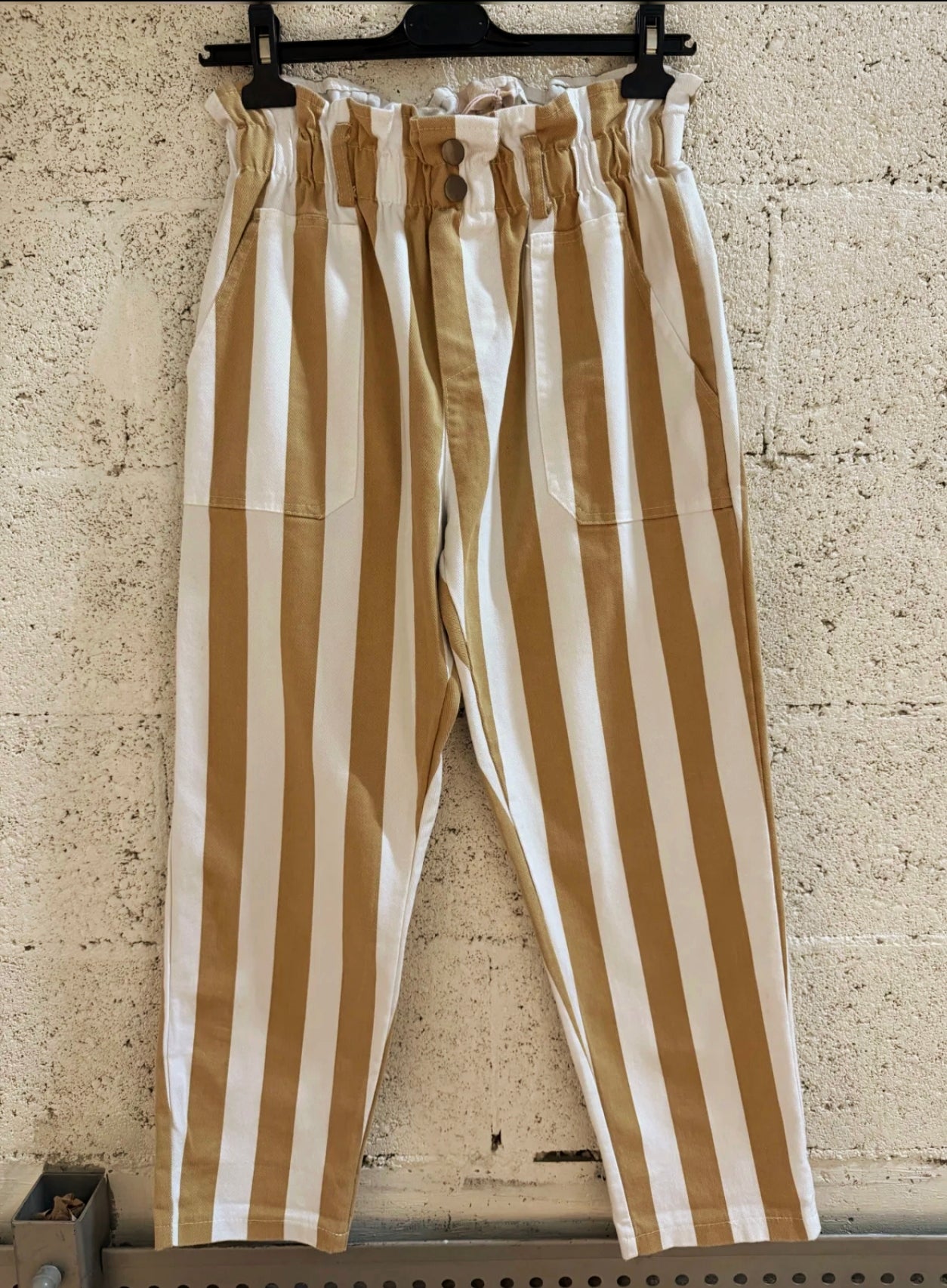 Le pantalon "Léa" stripe camel/crème