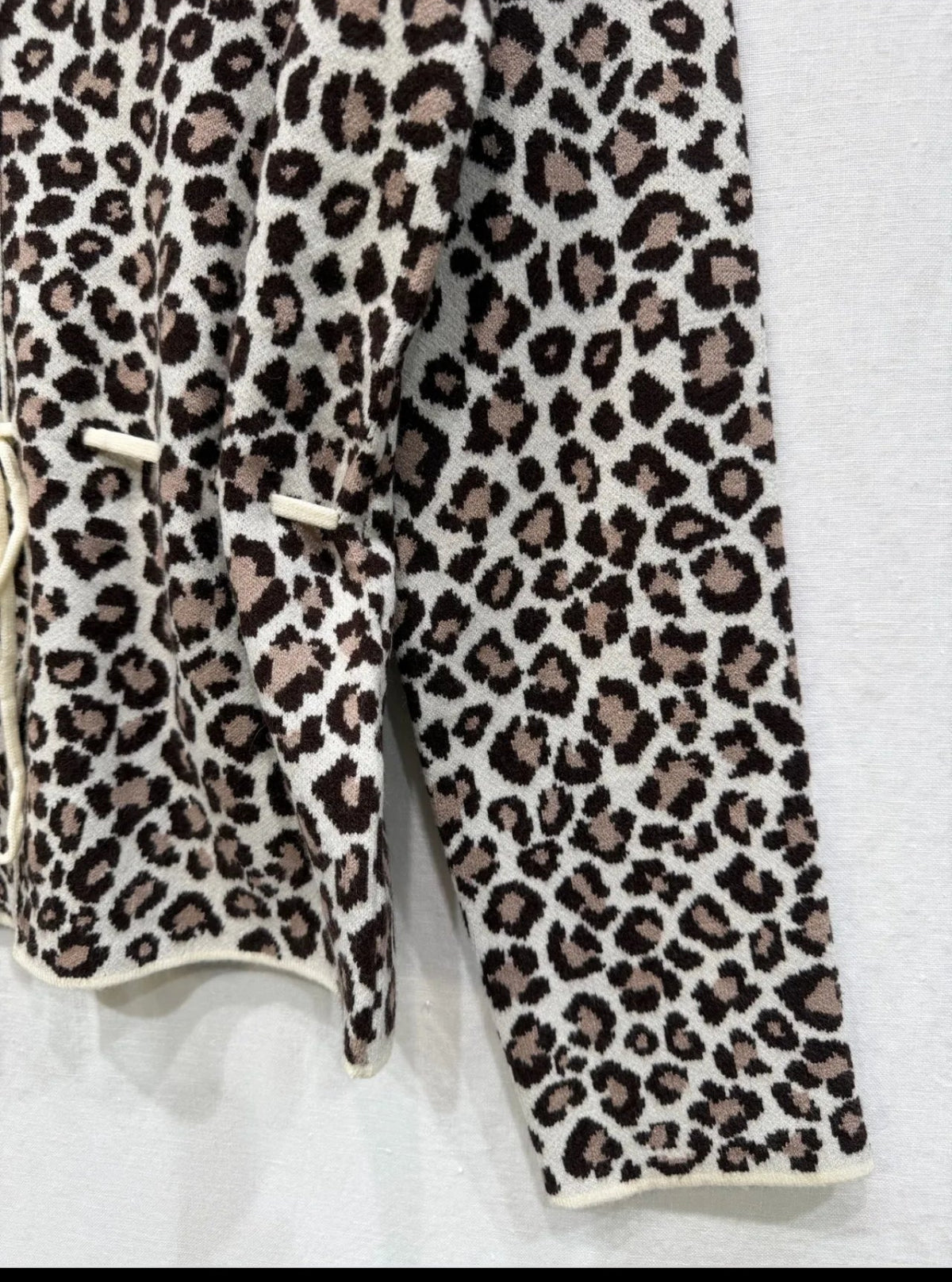 Capucine – Gilet Léopard Ceinture Nouée