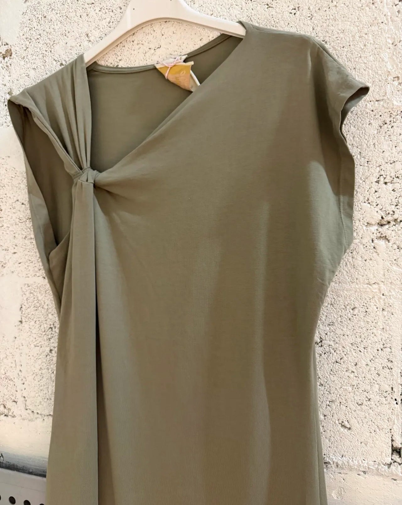 Robe Katarina – Longue Coton Kaki Nœud Asymétrique