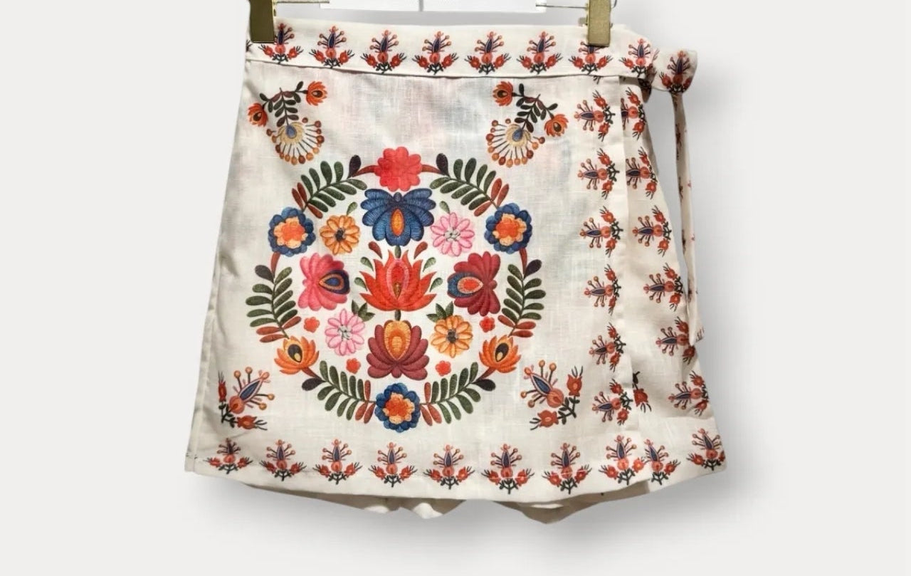 Jupe Short Frida – Imprimé Fleuri Folk Écru expédié mardi 9 juin