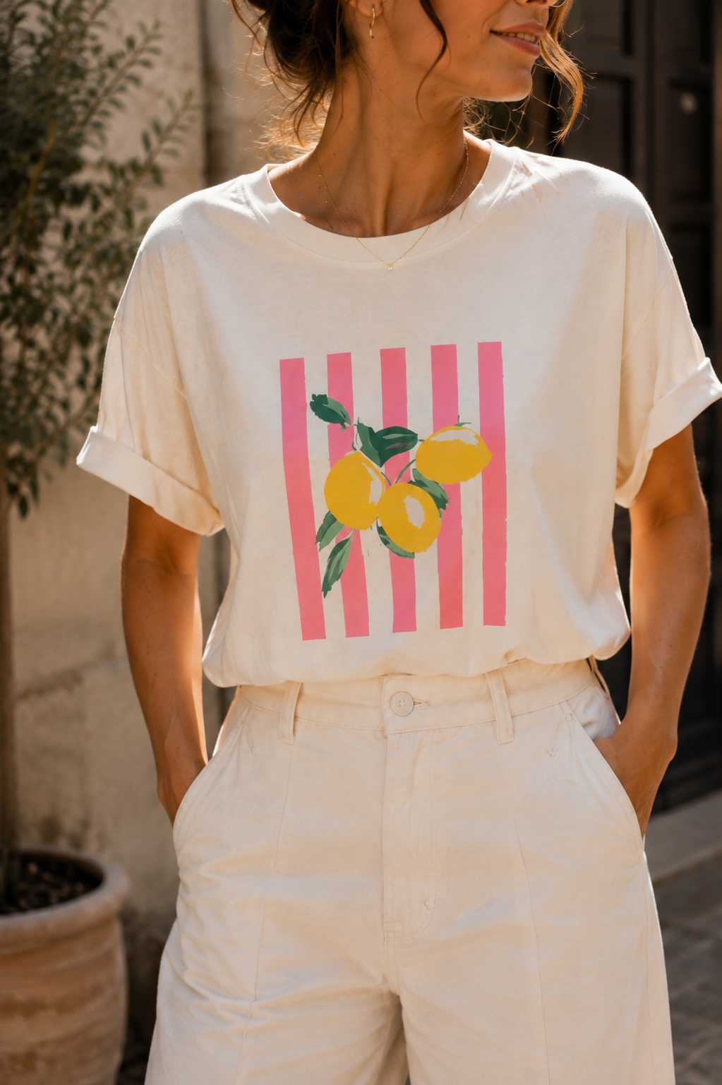 T-shirt oversize imprimé citrons rayures roses Olivia, porté avec pantalon large