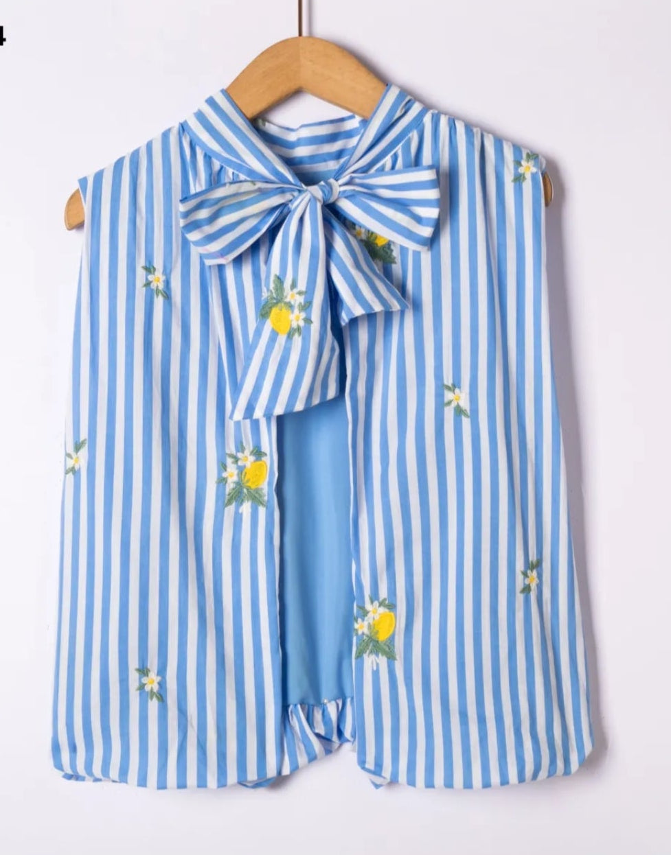 Céleste – Top Rayé Bleu et fleurs brodées Nœud dans le Dos