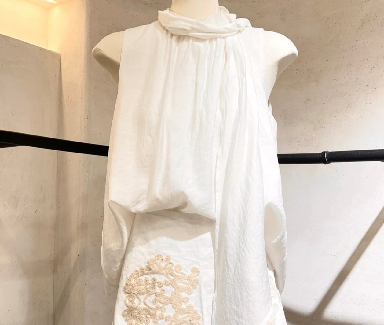 Top Scarlett – Col Foulard Noué