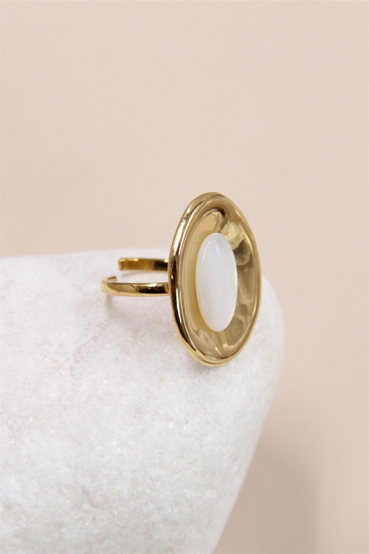 La bague en acier inoxydable et résine "précieuse"