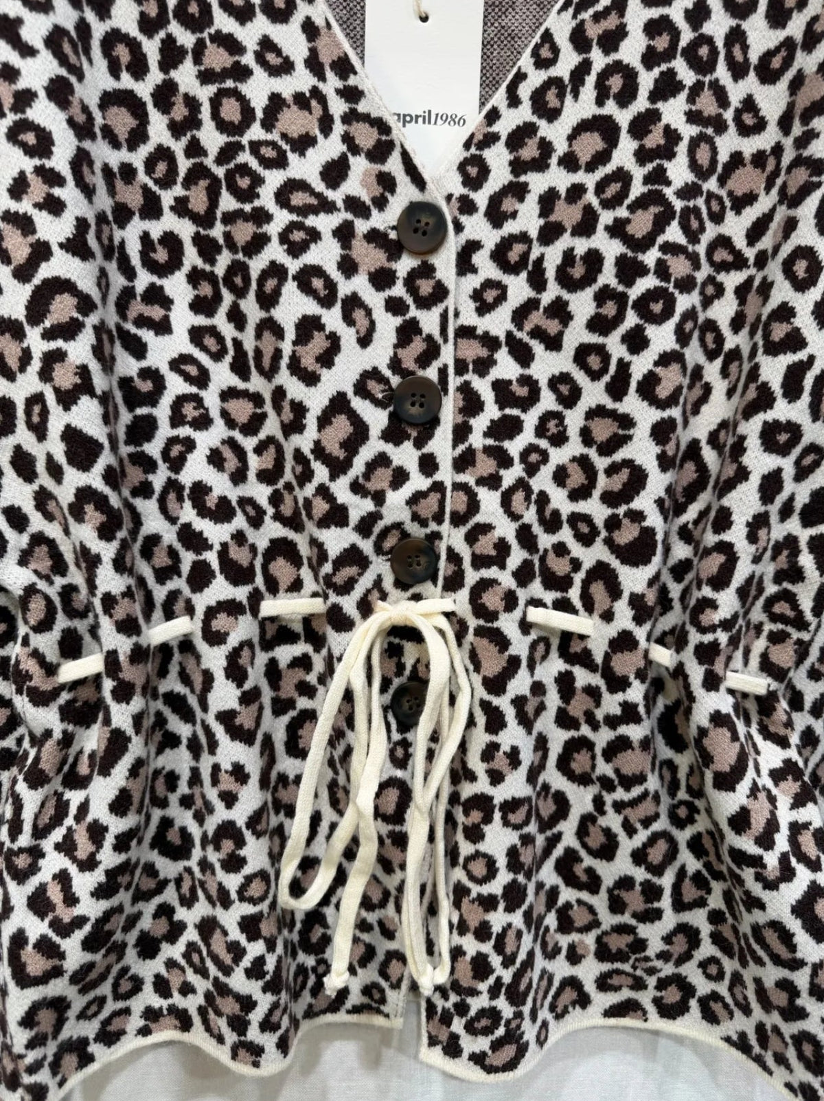 Capucine – Gilet Léopard Ceinture Nouée