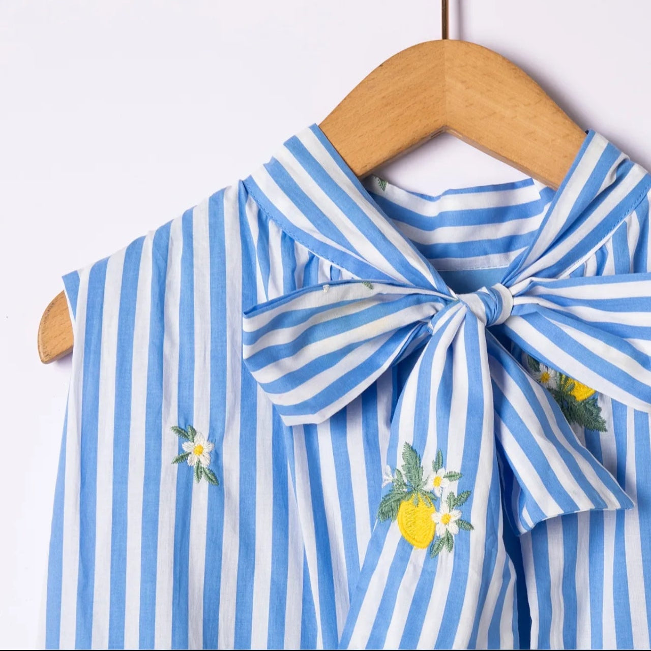 Céleste – Top Rayé Bleu et fleurs brodées Nœud dans le Dos