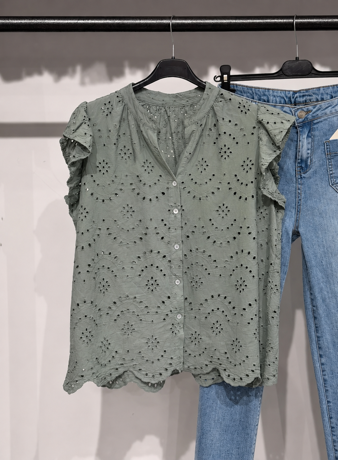 Le top broderie anglaise Kaki "Brodie"